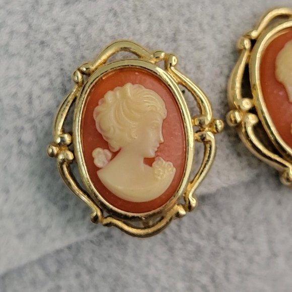 Crown Trifari Signed Vintage Women Gold Tone Metal Cameo Clip On Earrings 3/4 in - Picture 3 of 7